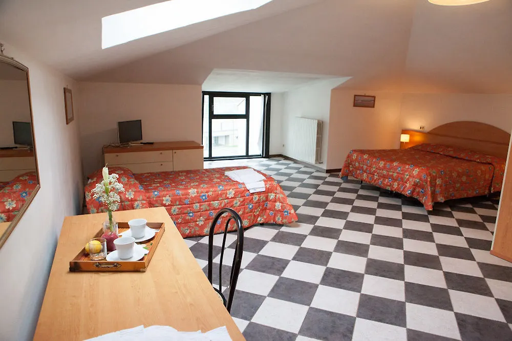 Giada Palace - Rooms Lucca 2*,